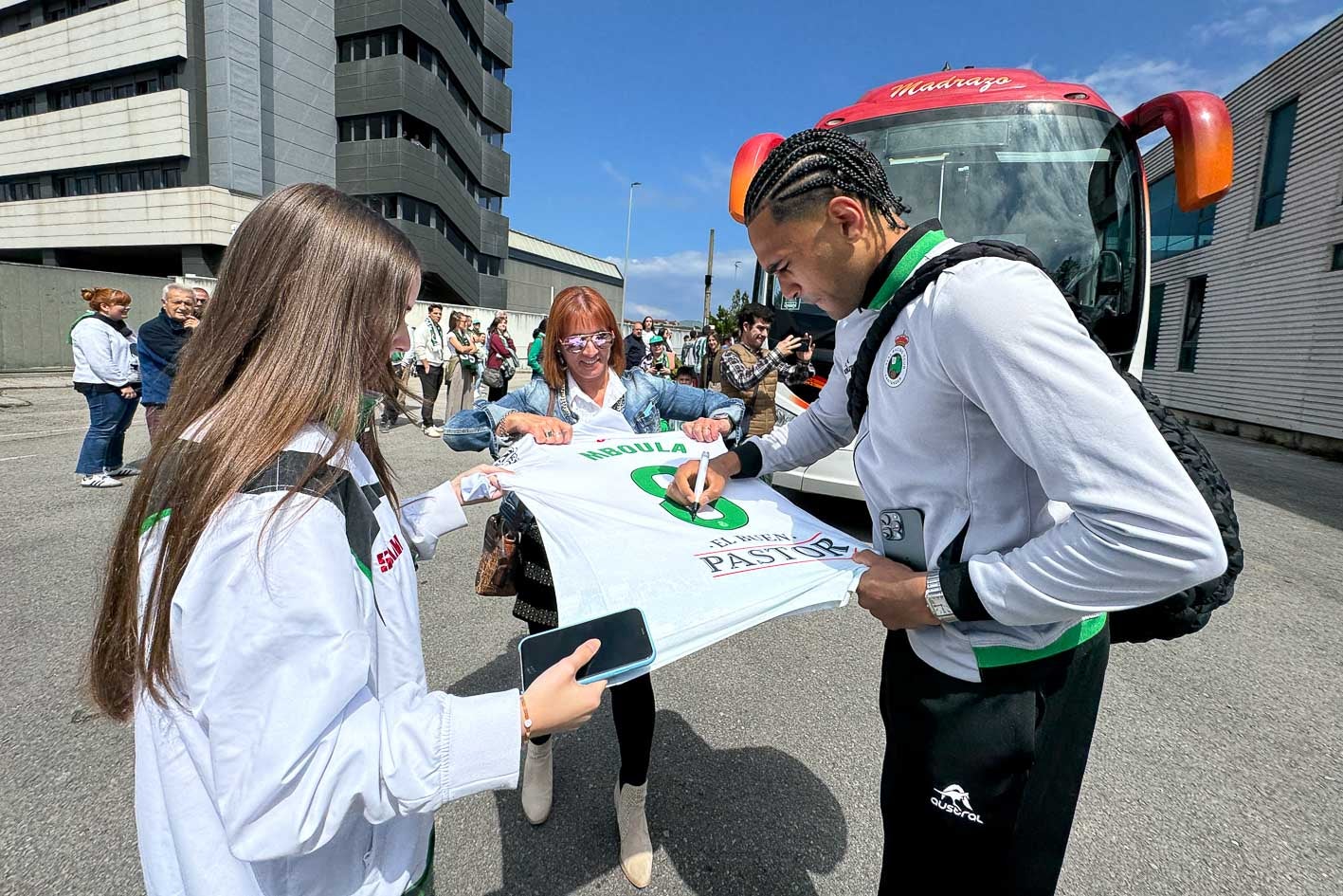 Jordi Mboula firma su camiseta.