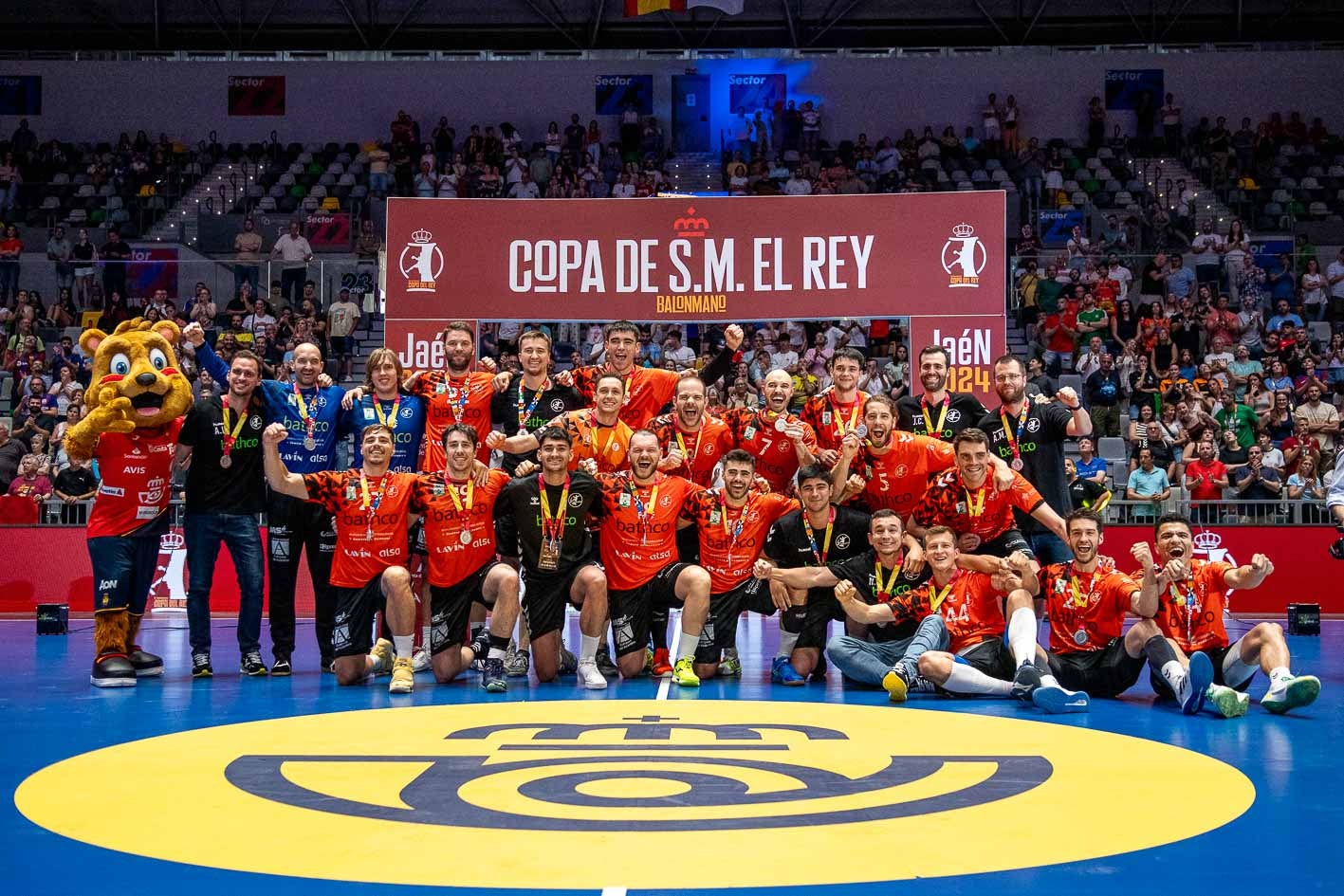 Los jugadores del Bathco Torrelavega, con sus medallas de subcampeones de la Copa del Rey.