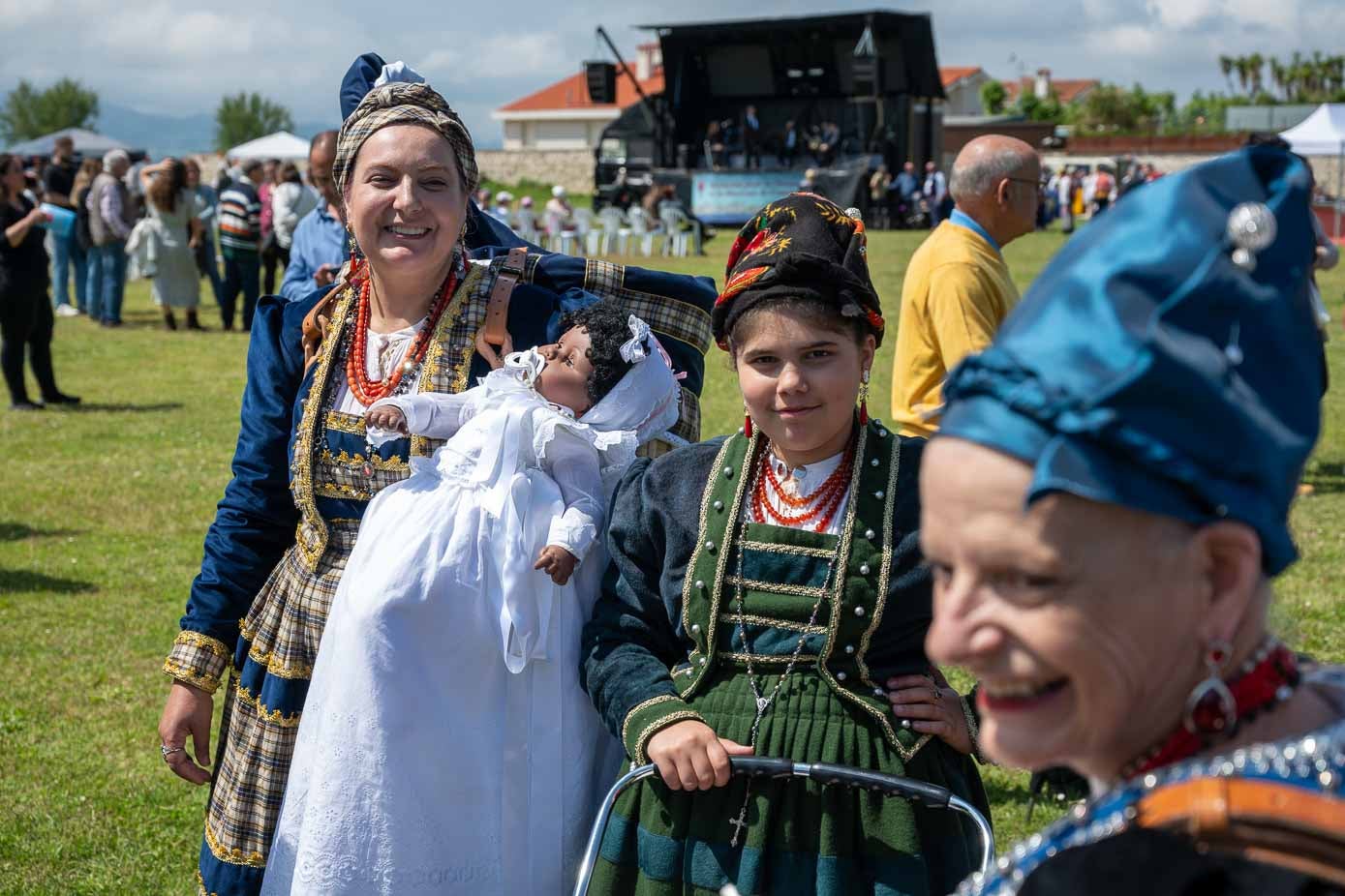 Mujeres ataviadas con el traje tradicional pasiego