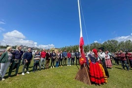 Tradicional acto de izado de la bandera en la campa de La Magdalena en presencia de las autoridades