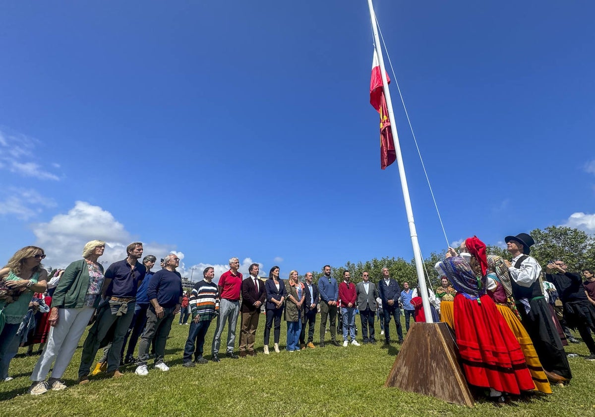 Los actos del Día Infantil de Cantabria arrancaron con el izado de la bandera autonómica, acompañada de otra con el lábaro, mientras sonaba el himno regional.