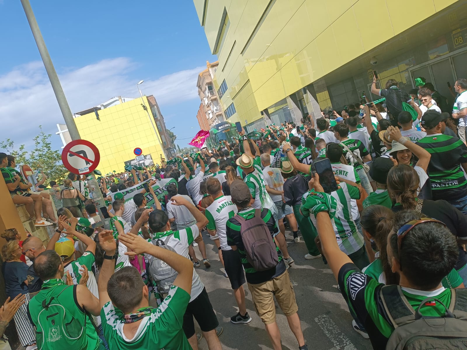 Los aficionados vitorean al Racing, cuyo autobús llega a La Cerámica