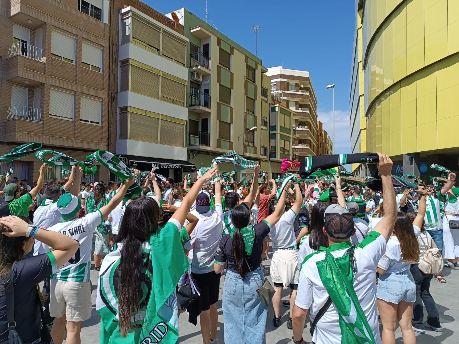 Con el equipo a punto de llegar al estadio.