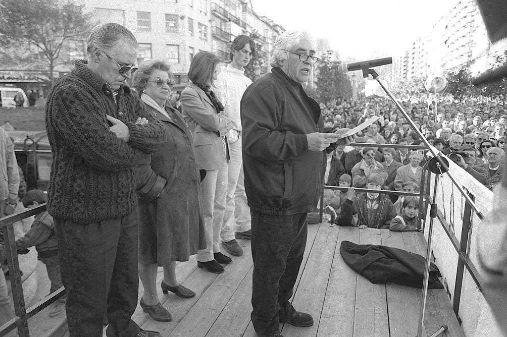 Pico, junto a familiares de víctimas del terrorismo en un acto en 1996.