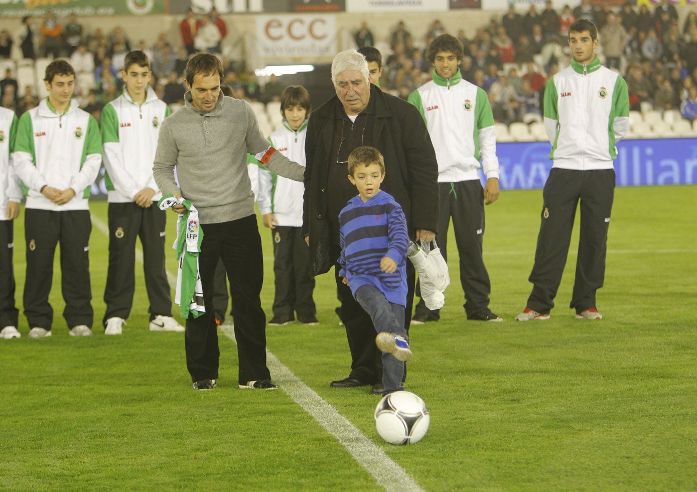 Junto a Munitis, en un saque de honor en los Campos de Sport. 