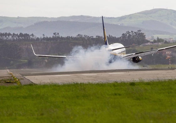 Imagen de un avión tomando tierra en el aeropuerto Seve Ballesteros en una jornada complicada por el viento sur.