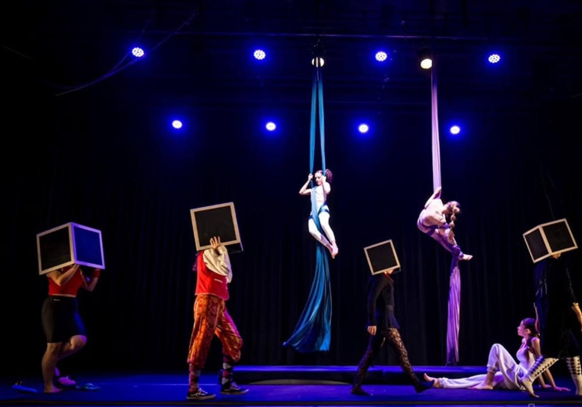 Alumnos de la Escuela de Circo de Torrelavega durante una de sus actuaciones.