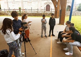 Alumnos de 6º de Primaria del colegio Manuel Llano, en Terán, durante la grabación de una de las escenas del cortometraje.