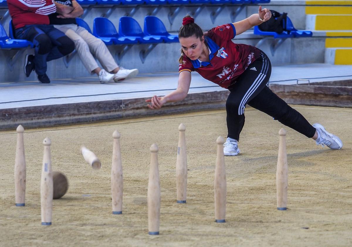 Iris Cagigas birla en el partido liguero de Atlético Deva ante Camargo