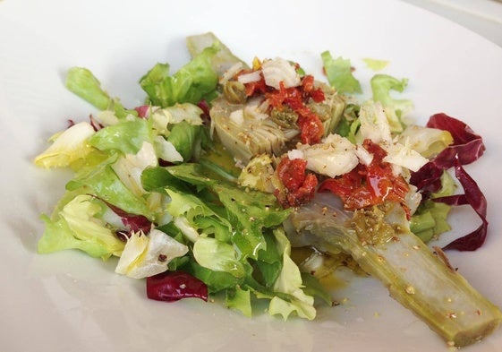 Ensalada de alcachofas y tomates secos.