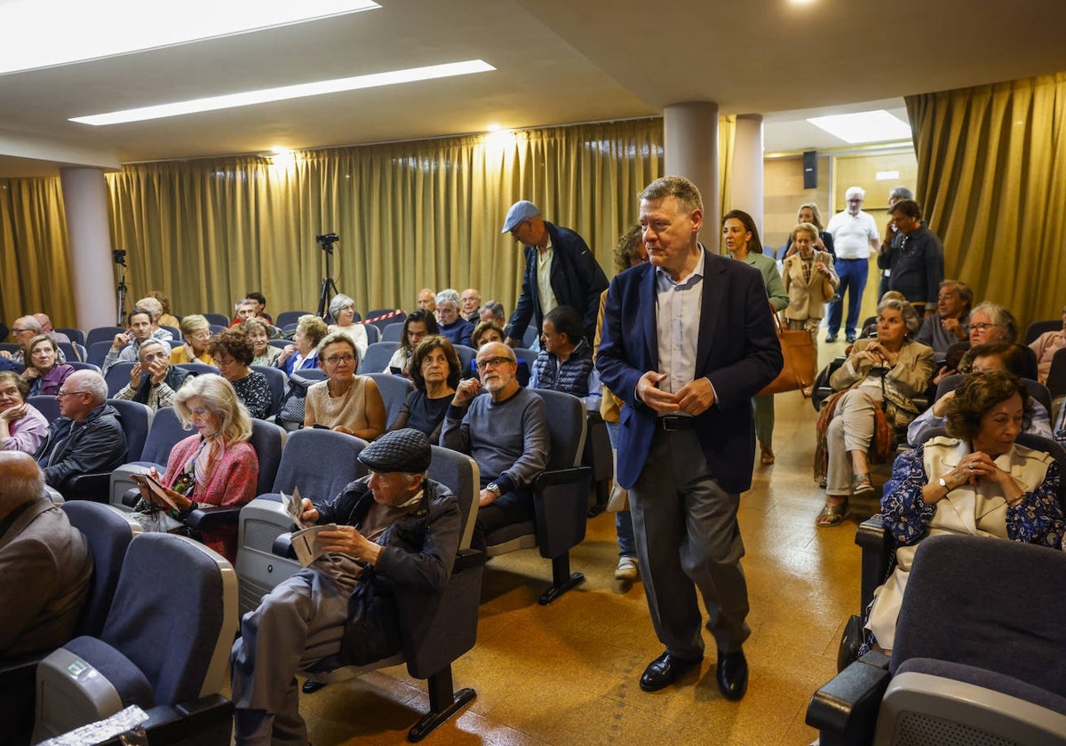 Jordi Sevilla, ayer, a su entrada en el Ateneo de Santander.