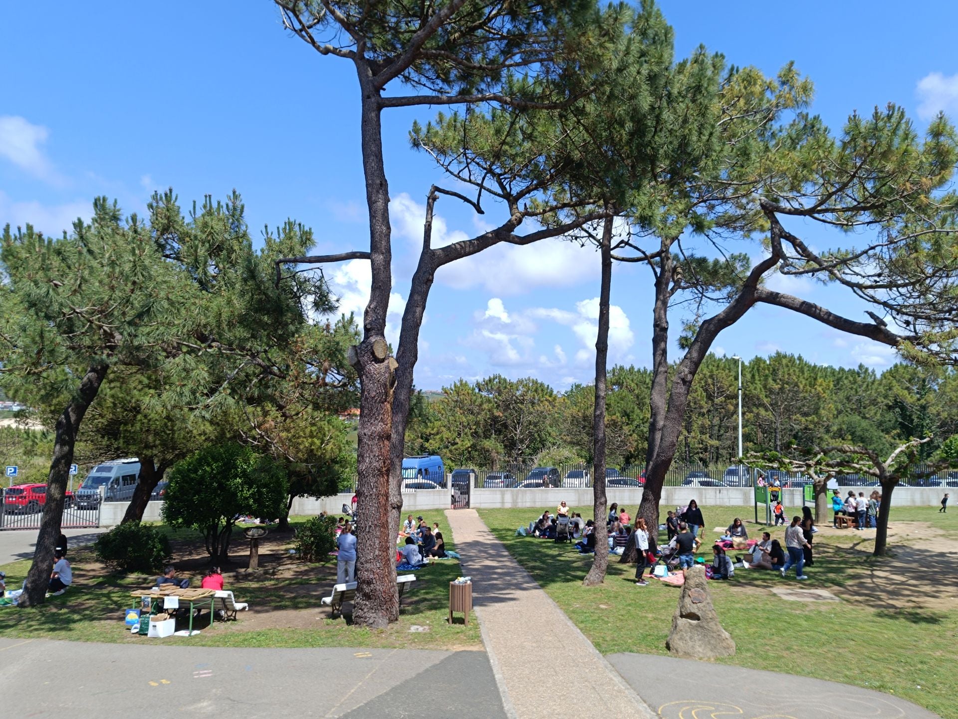 Picnic organizado con las familias en el patio del colegio de Latas.