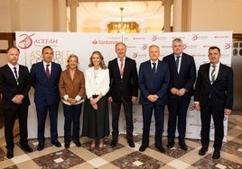 Esteban Sastre (IEF), Manuel Iturbe (Banco Santander), Isabel González Barreda (concejala de Empleo del Ayuntamiento de Santander), Inmaculada González (Albérico y Systemicall), Vicente Alciturri (presidente de Acefam), Eduardo Arasti (consejero de Industria), Luis Agüeros (consejero de Economía) y José Miguel Lanzagorta (Aefame)