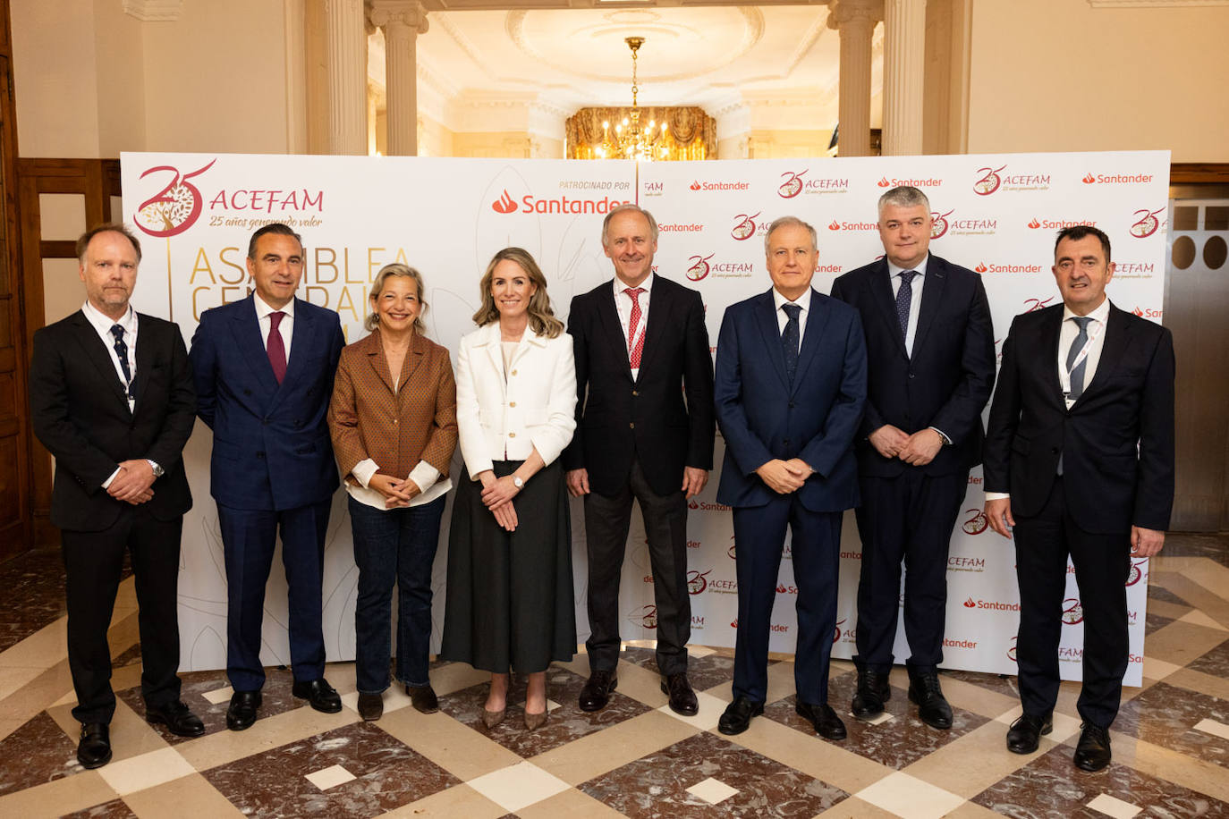 Esteban Sastre (IEF), Manuel Iturbe (Banco Santander), Isabel González Barreda (concejala de Empleo del Ayuntamiento de Santander), Inmaculada González (Albérico y Systemicall), Vicente Alciturri (presidente de Acefam), Eduardo Arasti (consejero de Industria), Luis Agüeros (consejero de Economía) y José Miguel Lanzagorta (Aefame).