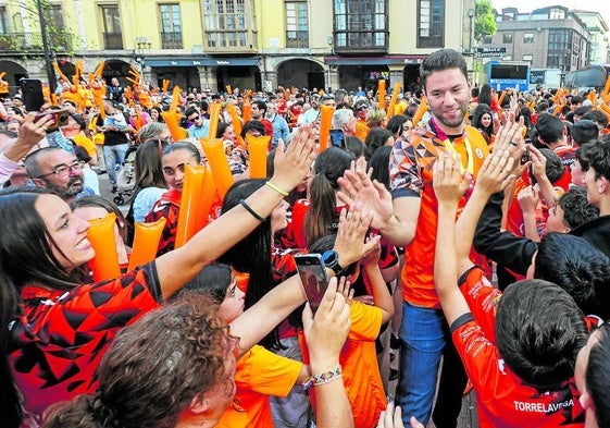 Pablo Paredes, pivote del Bathco, llega a la Plaza Roja junto alresto de sus compañero.