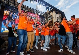 Los jugadores saludan al público desde la tarima.