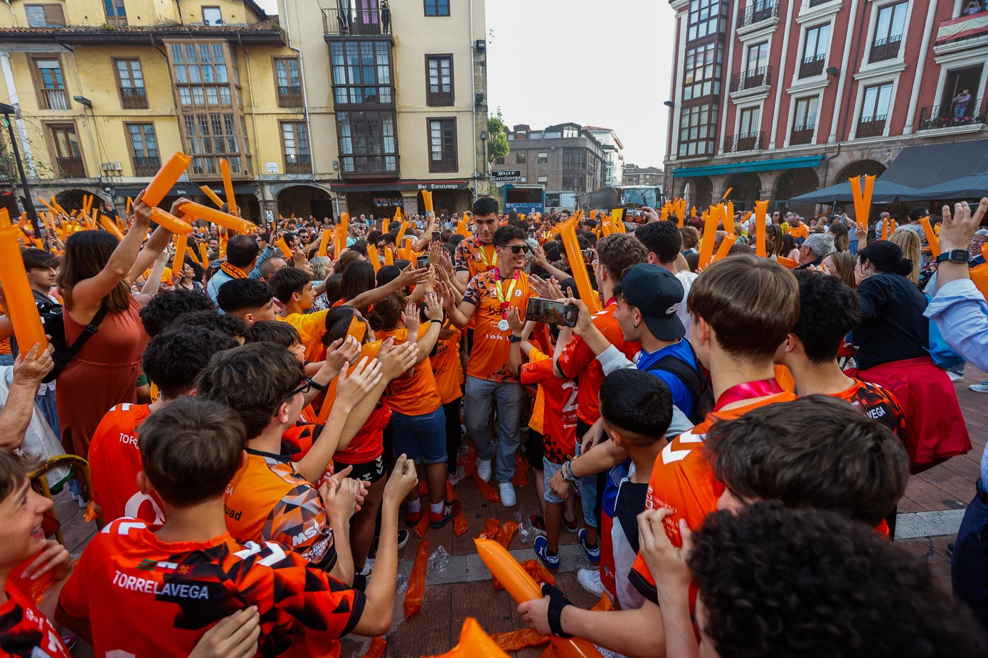 El subcampeón de Copa del Rey, el Bathco Torrelavega, llega a la Plaza Roja mientras la gente canta: "¡Alé Torrelavega, Alé Alé!