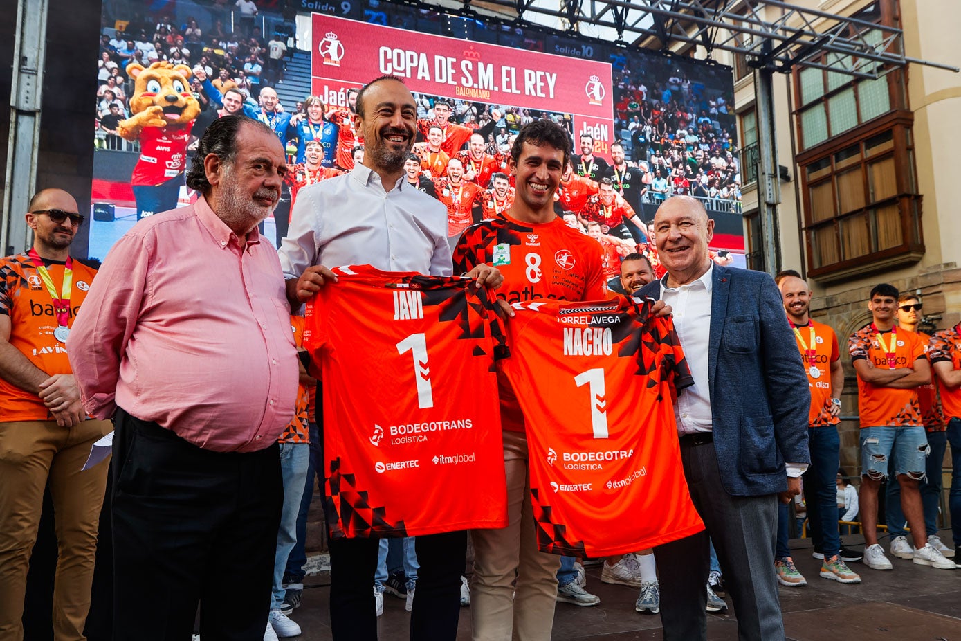 El alcalde de Torrelavega, Javier López Estrada, y el concejal de Deportes, Nacho González, sujetan sus camisetas. 