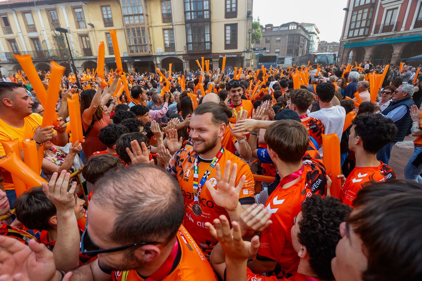 Daniel Ramos, con la medalla colgada al cuello, desfila entre el gentío. 