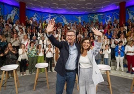 Feijóo, junto a Buruaga, saluda a los asistentes al acto en el Palacio de Festivales.