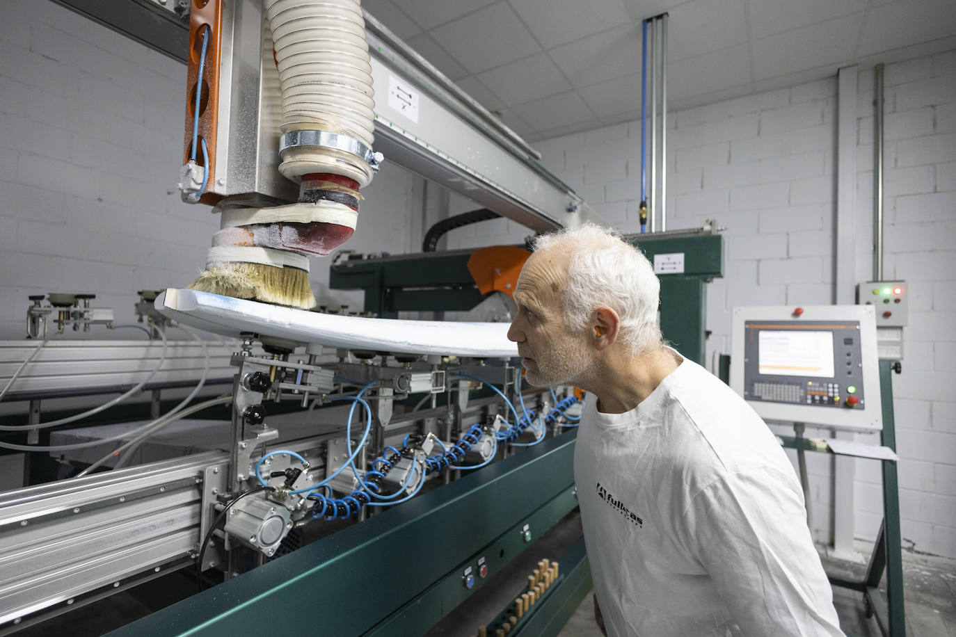 Hugo, en una foto reciente (2024) para este reportaje en la que supervisa el proceso de elaboración de una tabla.
