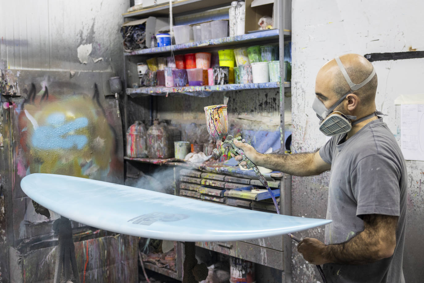 Shapers dando la capa de colar a una de las tablas, en la fábrica del Polígono de Cros, en Maliaño.