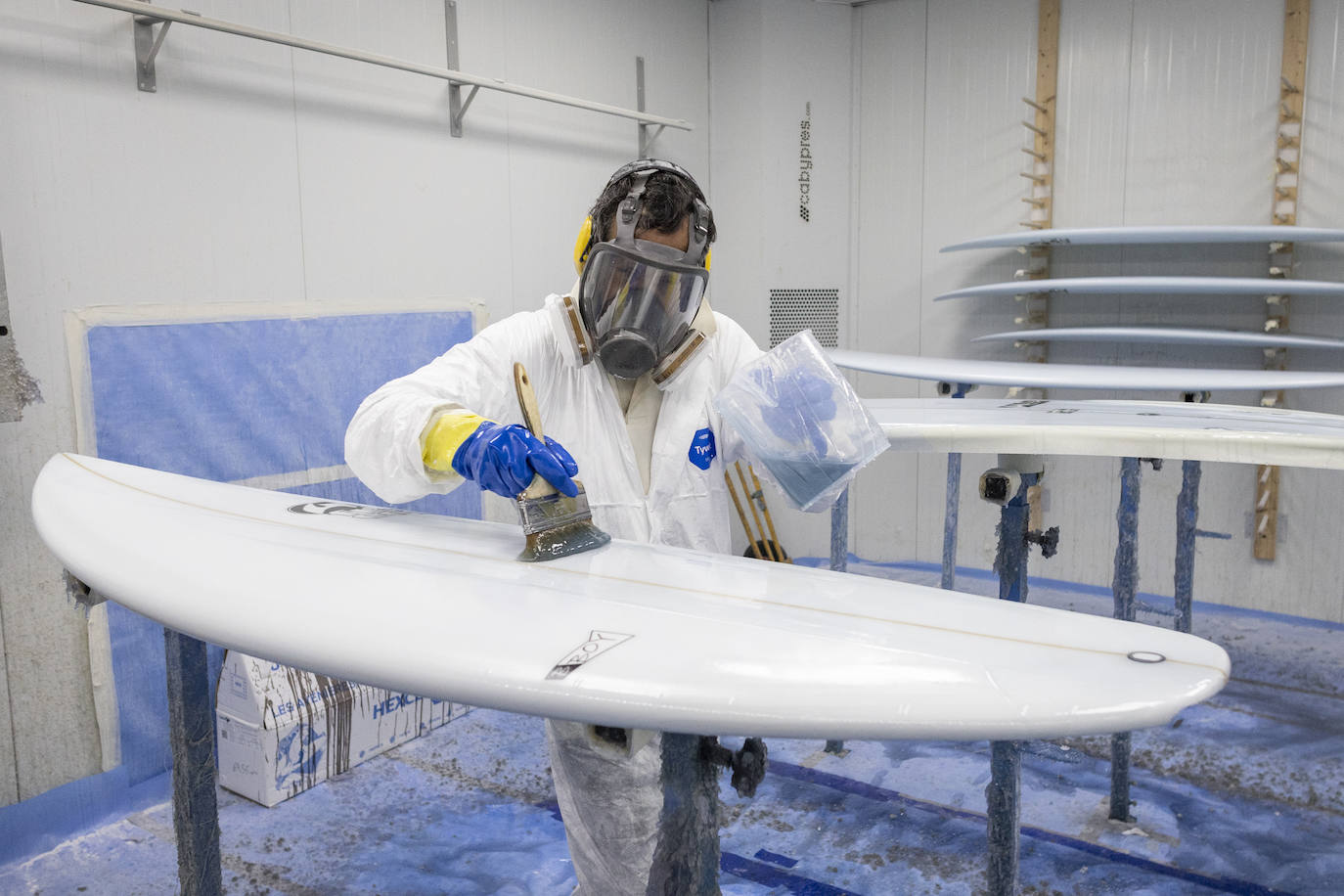 Un 'shaper' trabajando en una tabla, en 2024.