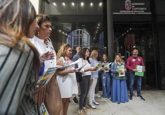 Los miembros de la Junta de Personal Docente de Cantabria se han concentrado esta mañana ante la sede de la Consejería de Educación, FP y Universidades.