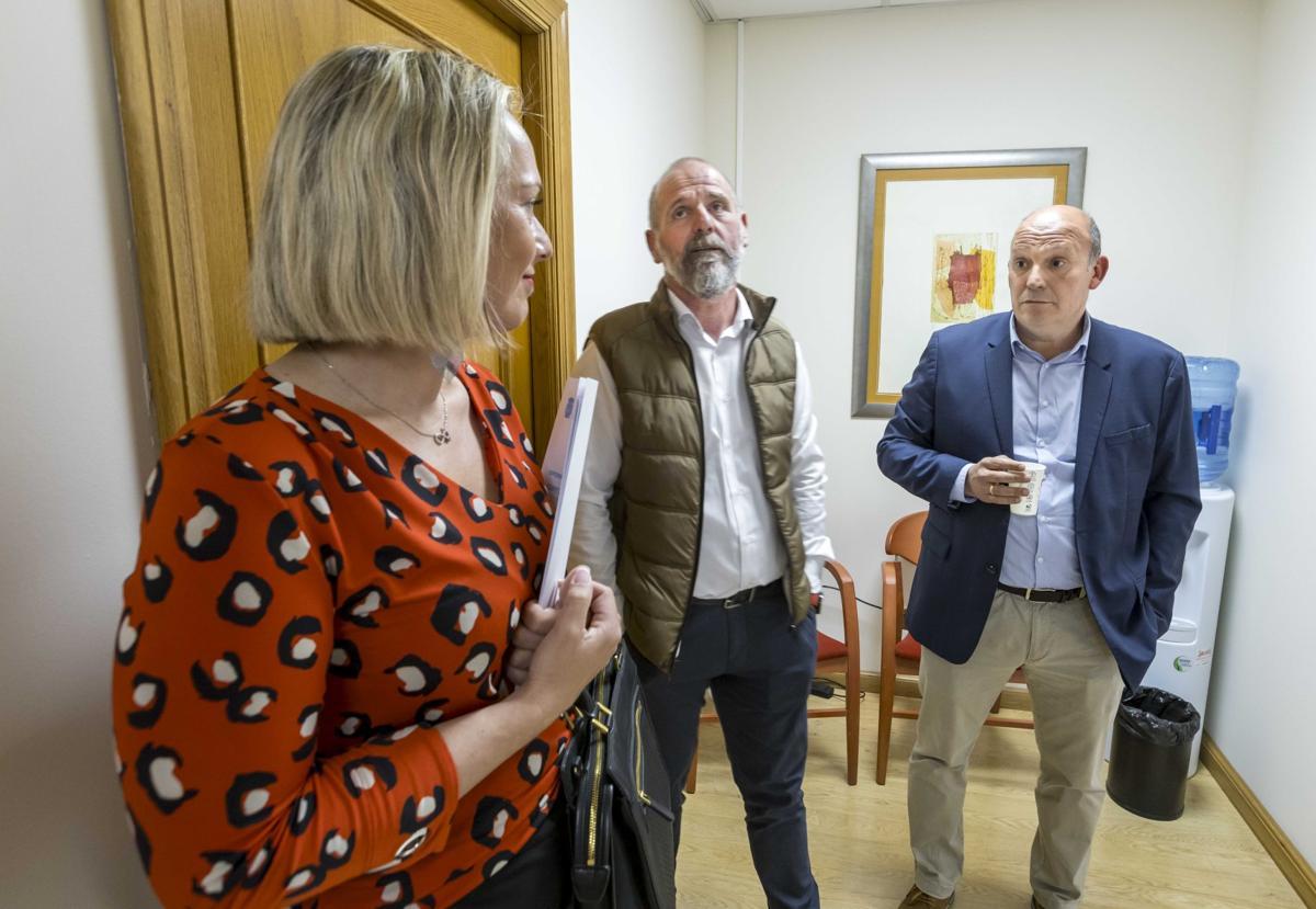 La futura alcaldesa, Sara Izquierdo, junto al edil Miguel Ángel Viaña y el alcalde Ángel Rodríguez.