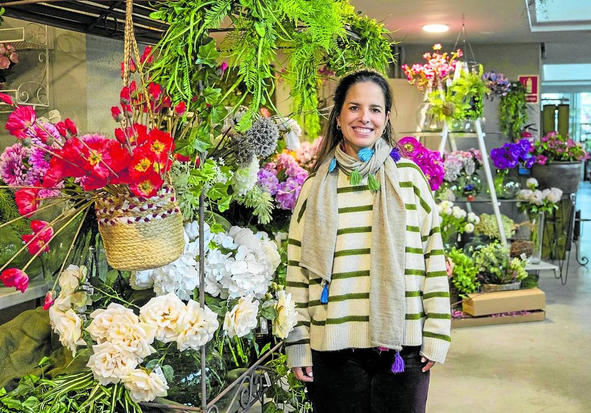 Lucía Bárcena Rebolledo, entre las flores de su tienda.