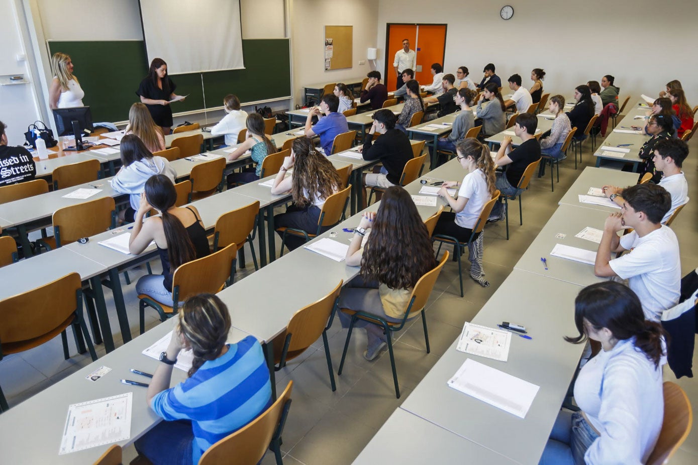 A las pruebas se presentan 3.059 estudiantes de Bachillerato, procedentes de 57 institutos y colegios y 127 alumnas y alumnos de Ciclos Formativos de Grado Superior.