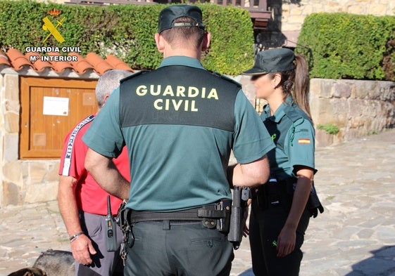 Efectivos de la Guardia Civil interactuando con un ciudadano.