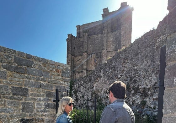 La alcaldesa, Susana Herrán, visita la muralla.