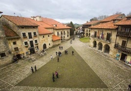 Vista de la plaza de Santillana del Mar, con el Ayuntamiento a la derecha de la imagen.