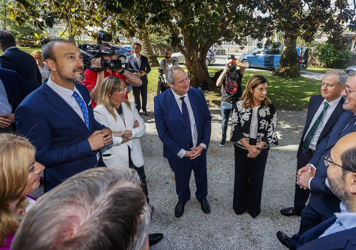 Imagen principal - Imágenes del encuentro de autoridades y representantes involucradas en el proyecto a la entrada del complejo industrial y, después, en la reunión en los despachos.