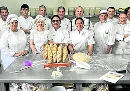 Profesores de formación profesional y alumnos del ciclo de panadería y repostería artesana, con Flecha.