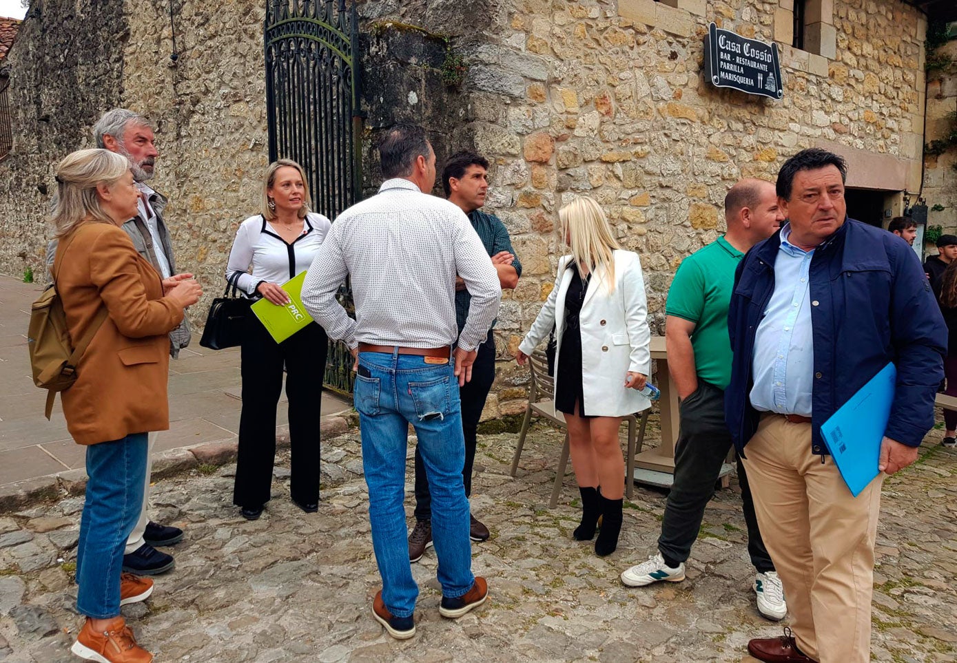 Sara Izquierdo, antes de entrar al pleno, con el también regionalista Fernando Fernández, alcalde de Valderredible, y miembros de su nuevo equipo de Gobierno.