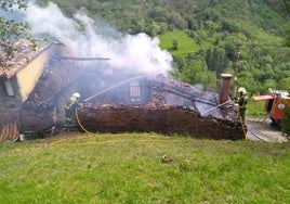 Bomberos del 112 Cantabria sofocan las llamas que calcinaron la vivienda.