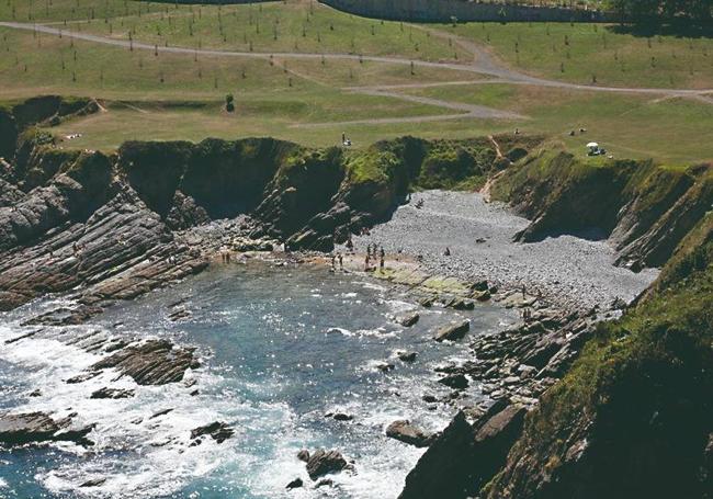 Cala de El Pocillo, en Castro Urdiales, de cantos rodados.