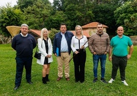 La nueva alcaldesa sostiene el bastón de mando, arropada por los concejales de PP y AVI que la han apoyado en la moción de censura.