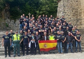 Integrantes del sector de la Guardia Civil de Tráfico de Cantabria con el padre guardián del monasterio de Santo Toribio.