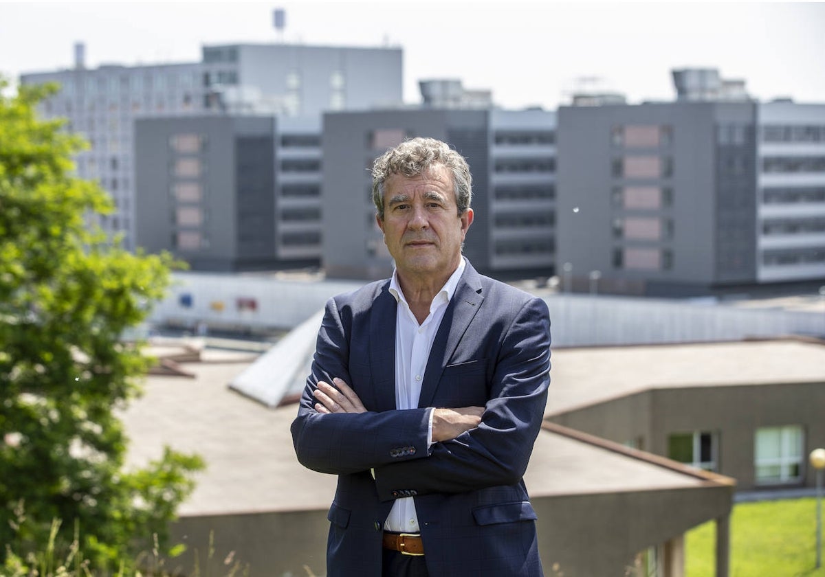 El médico Javier Crespo, con el Hospital Valdecilla de fondo.