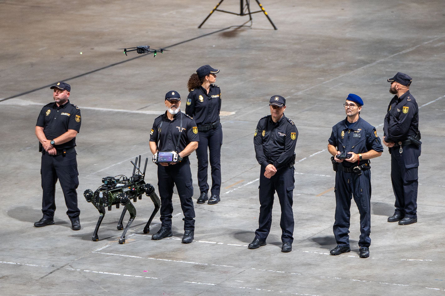 Sira es el robot más novedoso de la Policía Nacional, que sirve para inspeccionar terrenos donde existen amenazas y puede tomar fotografías nocturnas y hacer planos 3D. 