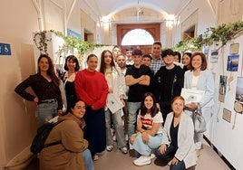 Alumnos de 3º y 4º de ESO en la inauguración de la exposición.