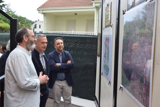 El alcalde, Carlos Caramés, visitó la exposición conmemorativa del 20 aniversario de la Cueva de Las Penas en la Casa Vieja de Mortera.