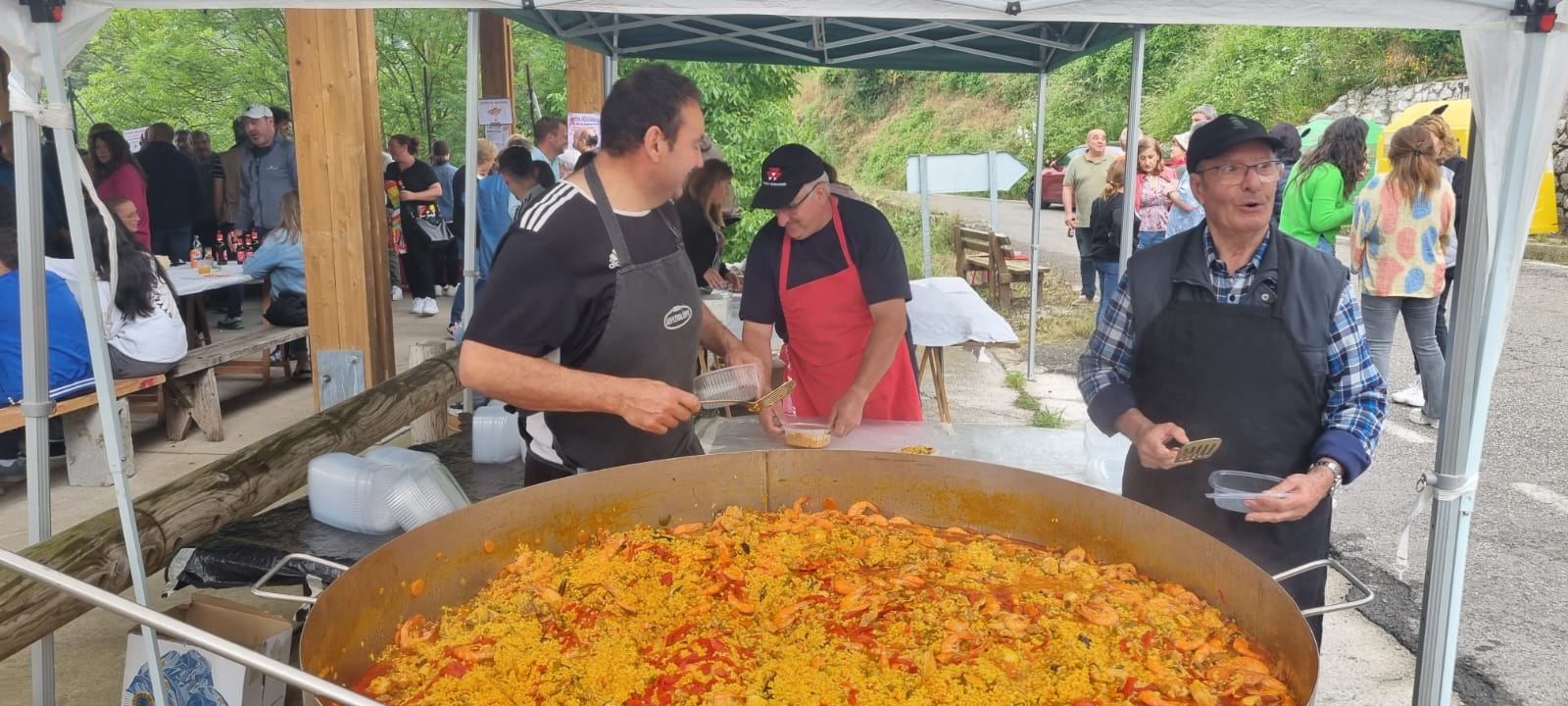 Los maestros preparando la paella de más de 300 raciones. 