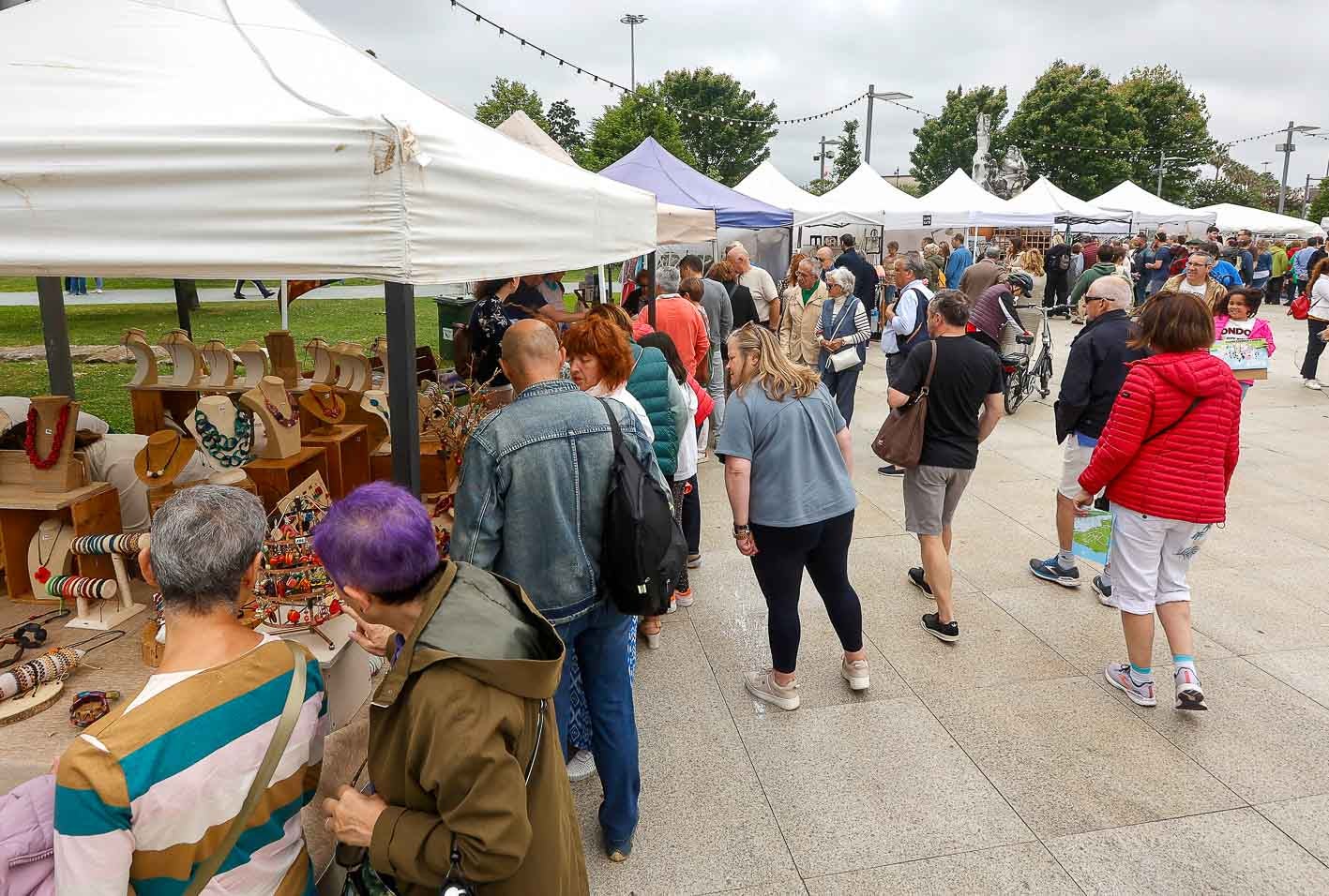 Visitantes del mercadillo, que también está en la plaza de Alfonso XIII