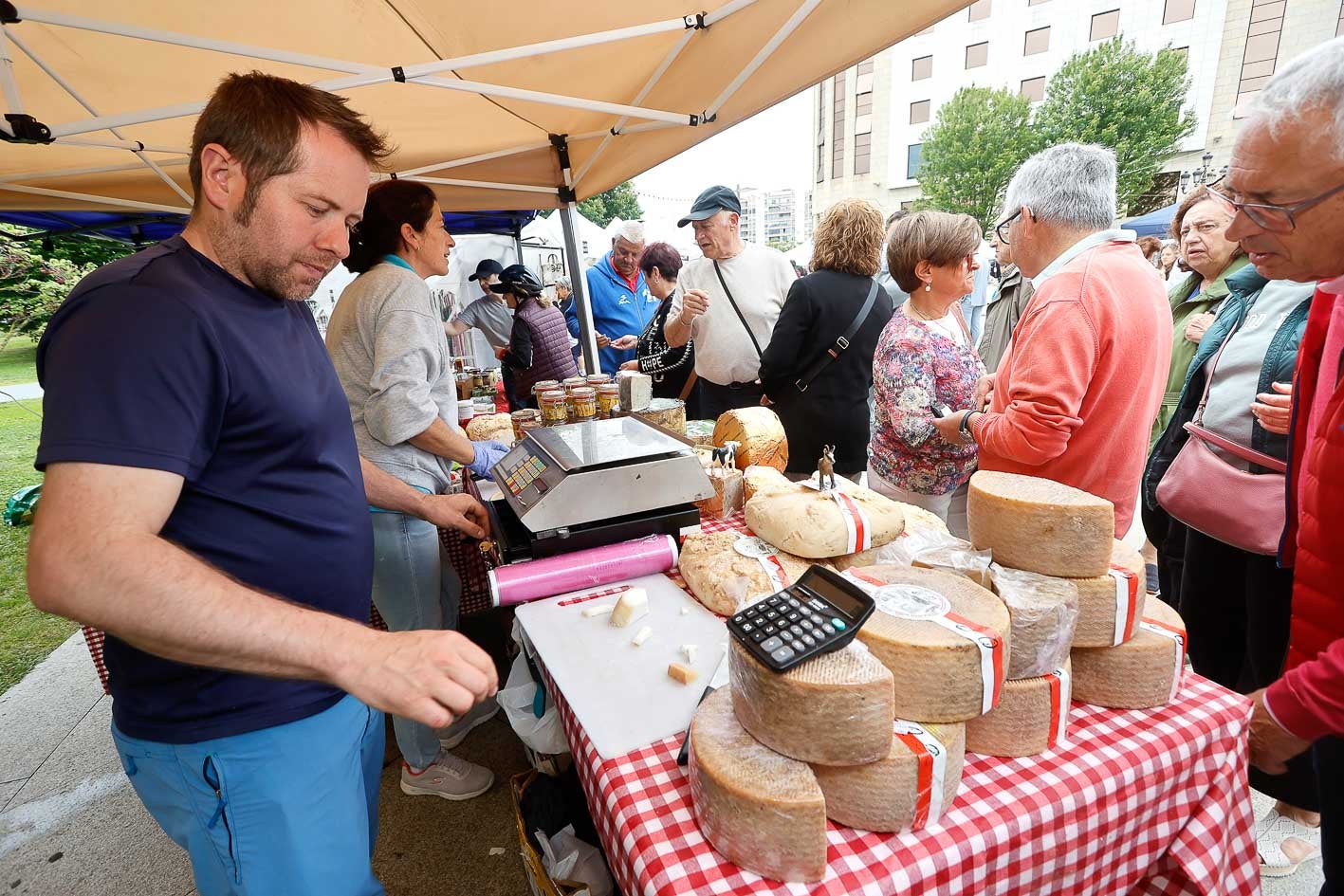 Uno de los puestos del mercadillo, donde podía adquirirse distintos productos típicos de Cantabria.