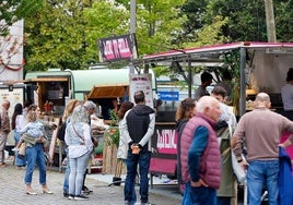 Varios clientes hacen cola en las food trucks ubicadas en la plaza de Alfonso XIII.