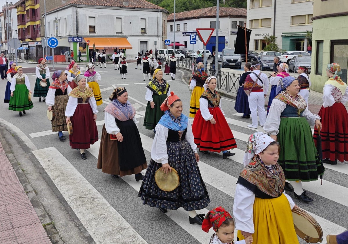 Un momento del desfile de una de las muchas agrupaciones folclóricas que participan en la fiesta.